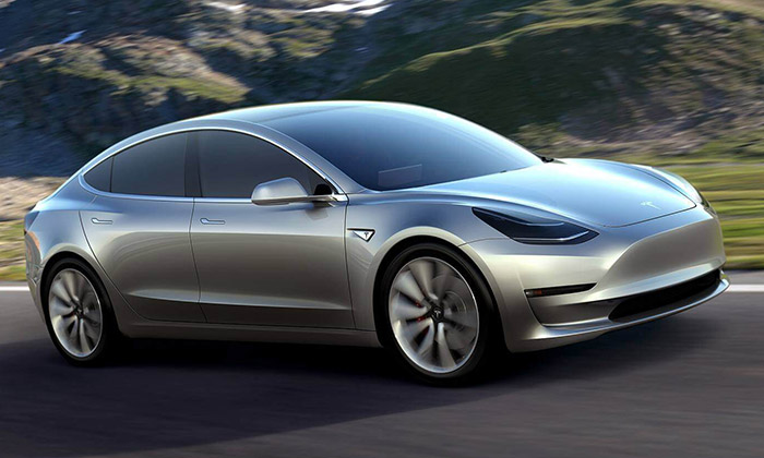 Tesla ukázala pětimístný elektrický sedan Model 3