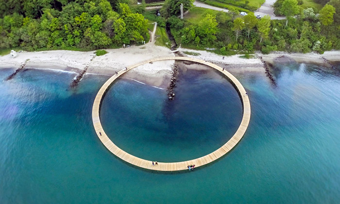 The Infinite Bridge je kruhová promenáda nad mořem