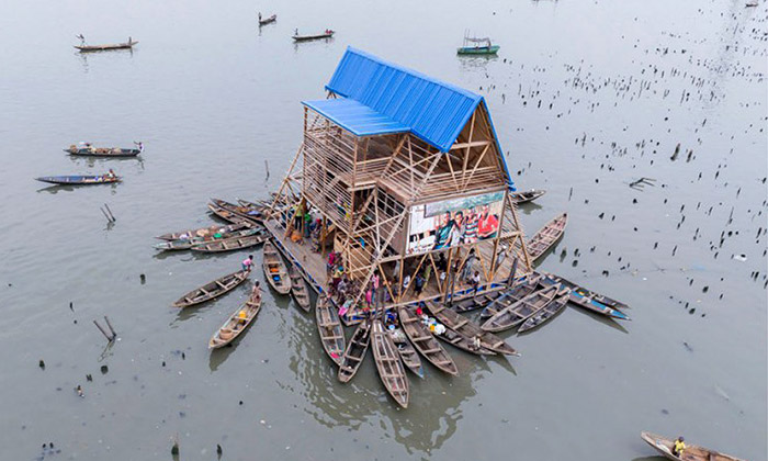 Makoko Floating School je plovoucí škola ze dřeva