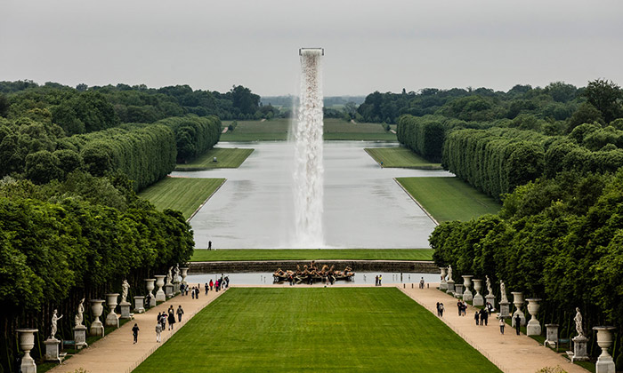 Olafur Eliasson postavil ve Versailles umělý vodopád