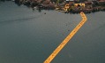 The Floating Piers na italském jezeře Iseo od dvojice Christo a Jeanne-Claude