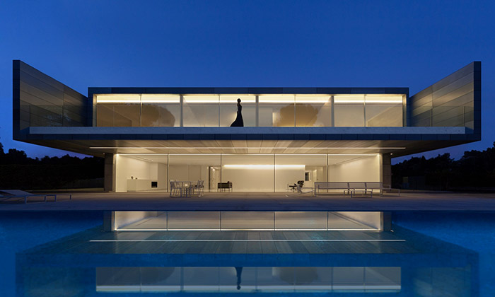 Casa de Aluminio je minimalistická vila v Madridu
