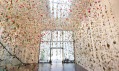 Rebecca Louise Law a její instalace The Beauty of Decay v Chandran Gallery