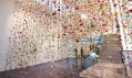 Rebecca Louise Law a její instalace The Beauty of Decay v Chandran Gallery