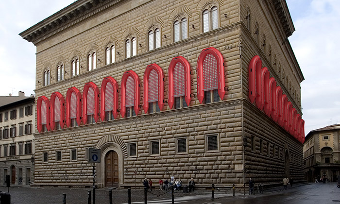 Aj Wej-wej pokryl 22 loděmi okna paláce ve Florencii