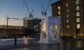 Alex Chinneck a jeho vánoční stromek Ice Cube na King’s Cross