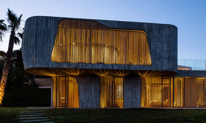 Vila na Ibize je postavena z betonu s okny z bambusu