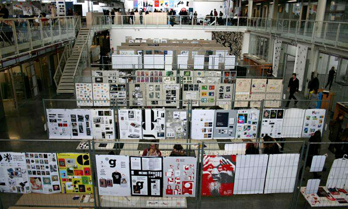 Přes 600 studentů designu a umění vystavuje v Plzni