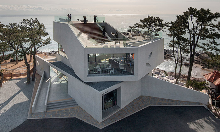 Gijang Waveon je betonová kavárna na korejské pláži