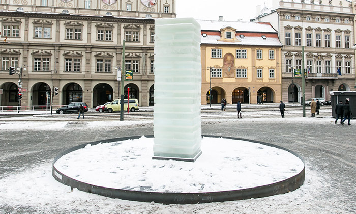 Malostranské náměstí zdobí unikátní instalace z ledu