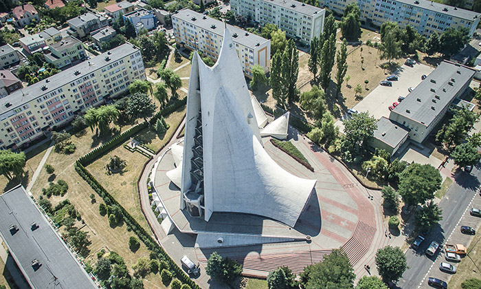 DOX vystavuje architekturu nejlepších kostelů 80. let