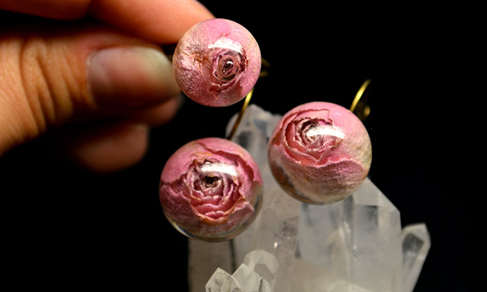 Vitalia Art vyrábí šperky se skutečnými květinami