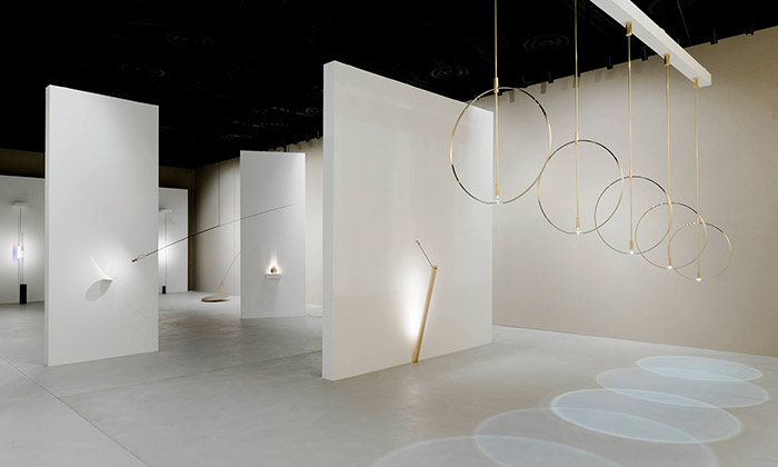 Formafantasma si v Miláně hraje s geometrií svítidel