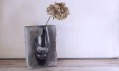 Vobouch a jejich betonové vázy z kolekce Sklo