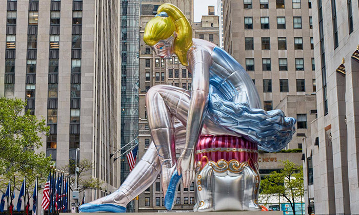 Jeff Koons vystavil v New Yoku obří sochu baleríny