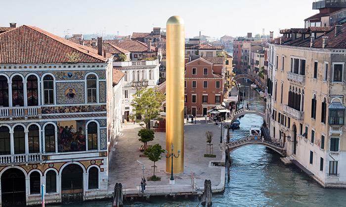 V Benátkách byla vztyčena zlatá socha Golden Tower