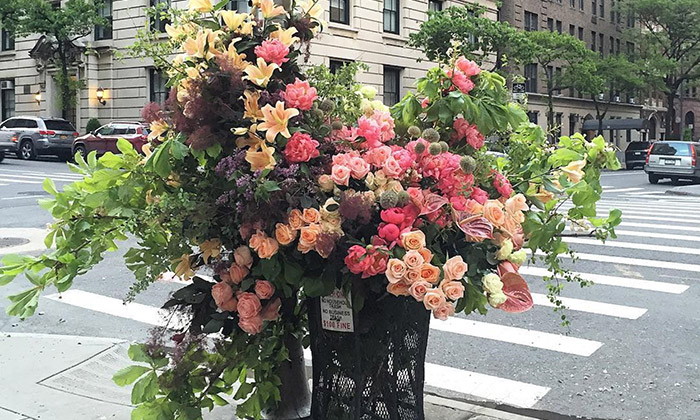 Florista udělal z odpadkových košů vázy s květinami