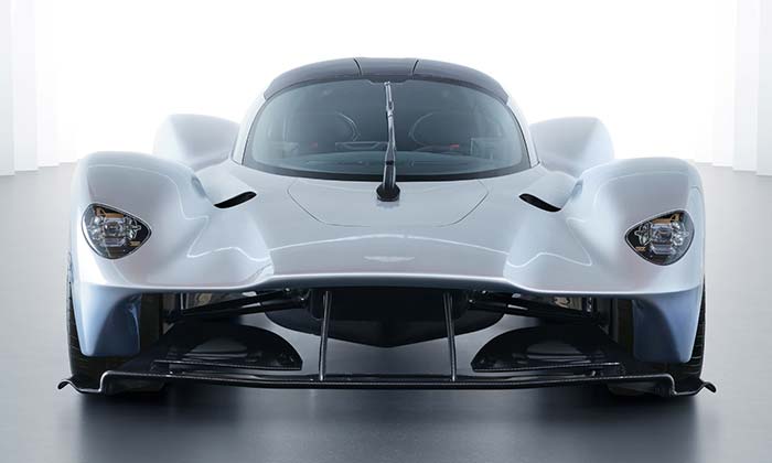 Aston Martin odhalil dokončený supersport Valkyrie