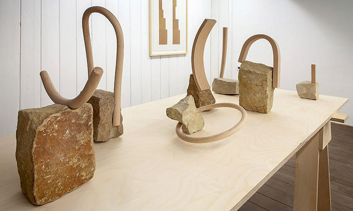 Eva Eisler vystavuje volnou tvorbu ze dřeva a kamene