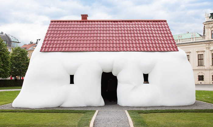 Erwin Wurm vystavuje ve Vídni svůj Tlustý dům