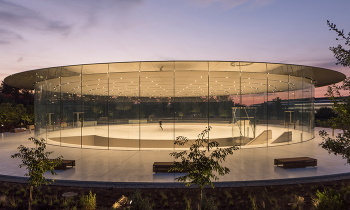 Apple otevřel unikátní Steve Jobs Theater od Fostera