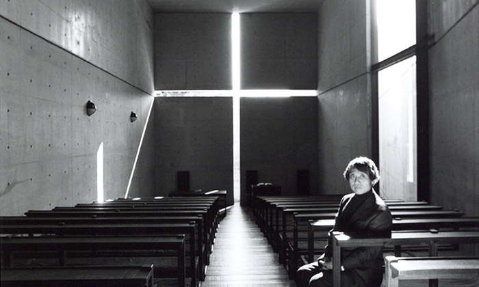 Tadao Ando má retrospektivní výstavu plnou kostelů