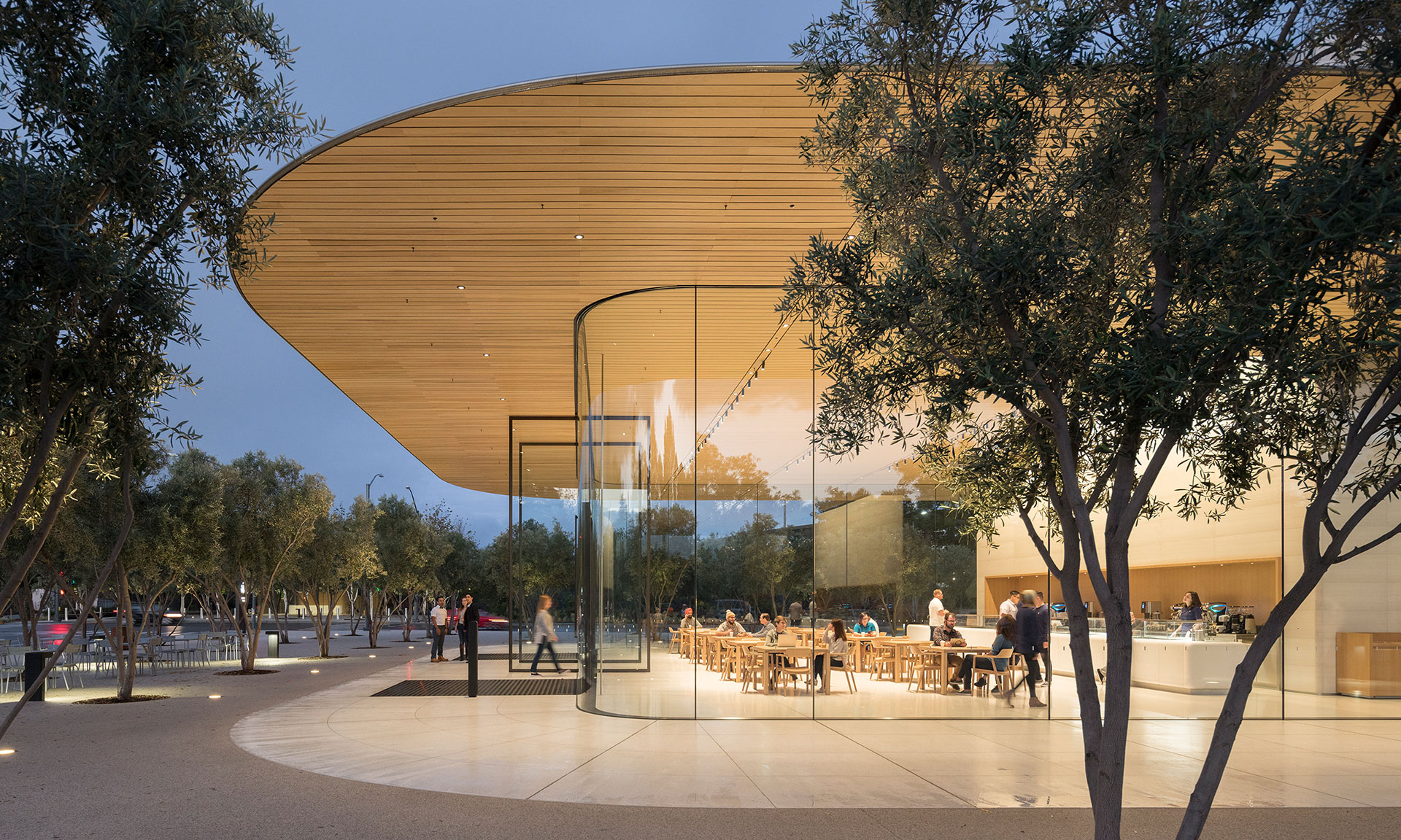 Foster dokončil Apple Park Visitor Center s vyhlídkovou restaurací na střeše