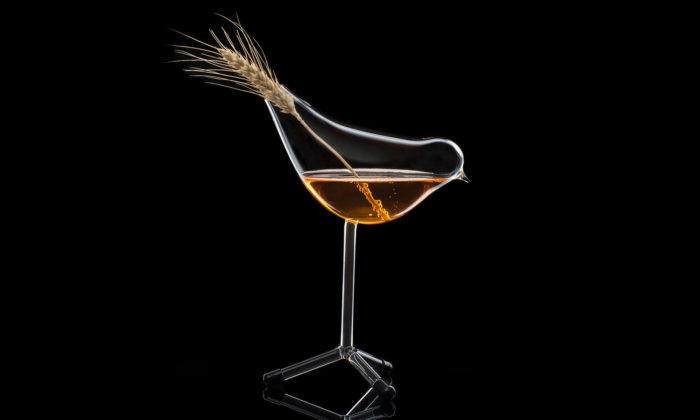 Martin Jakobsen navrhl skleničku na koktejl Lark s tvarem skřivánka