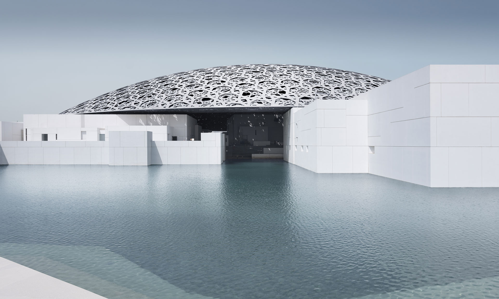 Louvre Abu Dhabi s unikátní kupolí od Jean Nouvela se otevírá