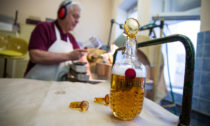 Láhve piva Pilsner Urquell od Lukáše Jabůrka a sklárny Moser na charitativní účely