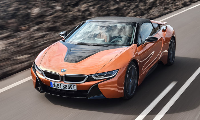 BMW představil inovovaný hybridní sporťák i8 Roadster a i8 Coupé