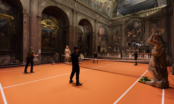 V italském románském kostele ze 16. století vznikl tenisový kurt