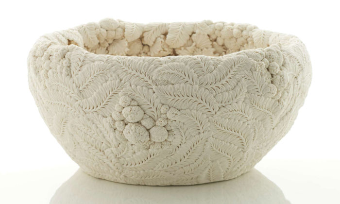 Hitomi Hosono vytváří porcelánové nádoby s přírodními ornamenty