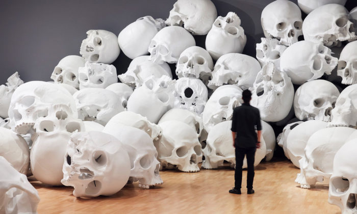 Ron Mueck vystavil v australské galerii 100 lidských lebek v nadživotní velikosti