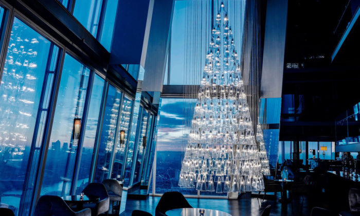 Lee Broom vytvořil pro mrakodrap Shard skleněný vánoční strom ze svítidel
