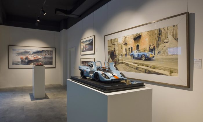 V Praze se otevřela Unique Gallery s unikátními obrazy automobilových závodů