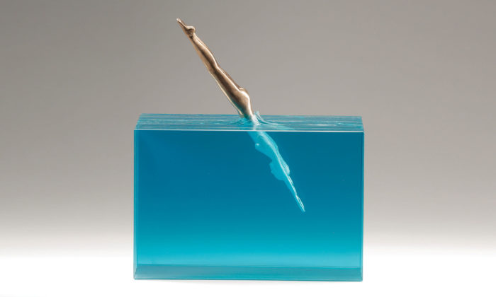 Ben Young vytváří sochy s motivy mořského pobřeží ze skla a betonu
