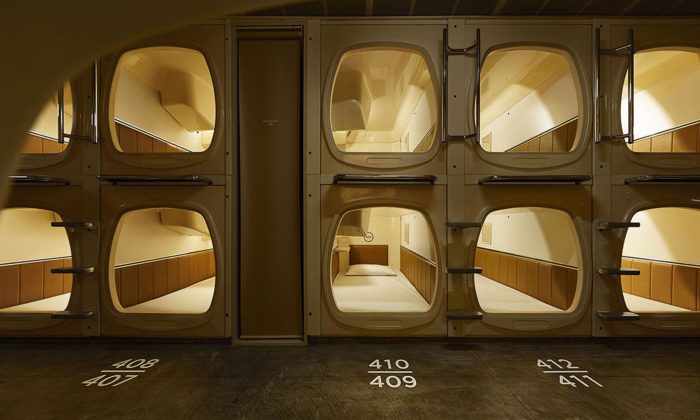 V Tokiu přestavěli starý hotel na finskou saunu s ubytováním v kapslích