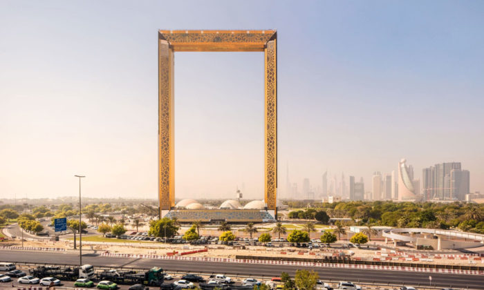 V Dubaji se otevřel mrakodrap Dubai Frame s designem zlatého rámu