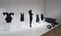 Ukázka z výstavy Items: Is Fashion Modern? v MoMA