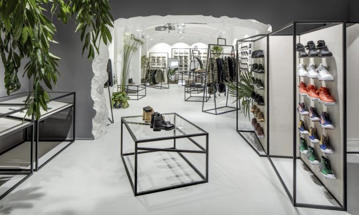 Streetwearový obchod Queens má nový interiér se stojany ve tvaru velkých tašek