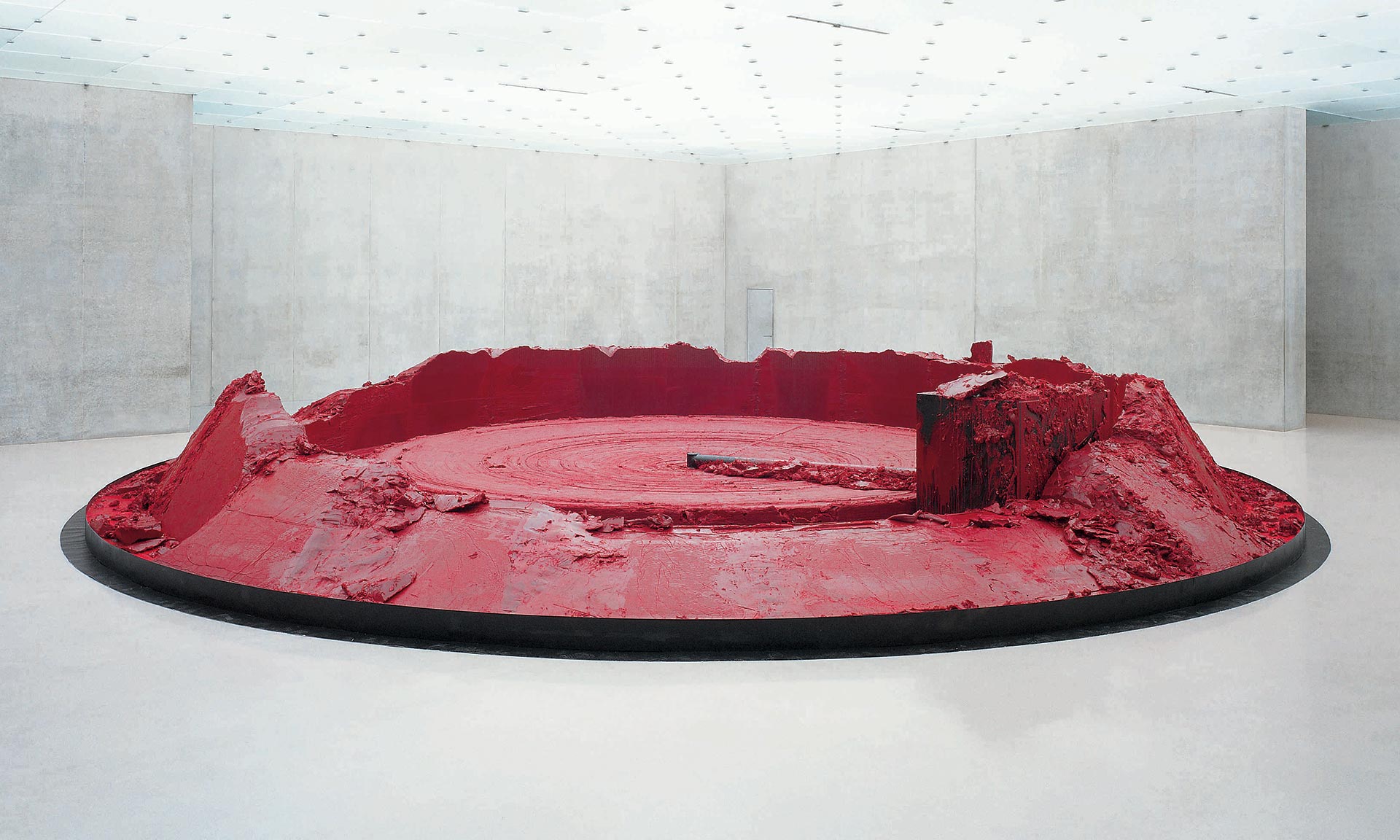 Francie vystavuje rudou instalaci i dosud neznámé sochy Anishe Kapoora