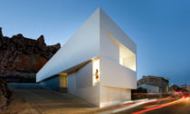 Casa en la Ladera de un Castillo od Fran Silvestre Arquitectos