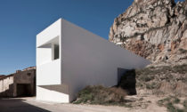 Casa en la Ladera de un Castillo od Fran Silvestre Arquitectos