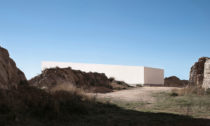 Casa en la Ladera de un Castillo od Fran Silvestre Arquitectos