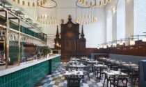 Restaurace Duddell’s London v katolickém kostele podle návrhu ateliéru Michaelis Boyd