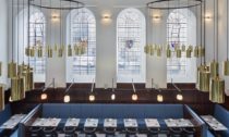 Restaurace Duddell’s London v katolickém kostele podle návrhu ateliéru Michaelis Boyd