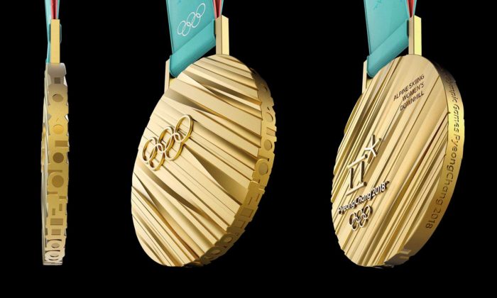 Medaile pro zimní olympijské hry v Pchjongčchangu tvoří korejský nápis