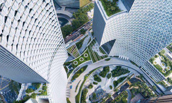 Ole Scheeren postavil v Singapuru dvojici mrakodrapů s fasádami z pláství