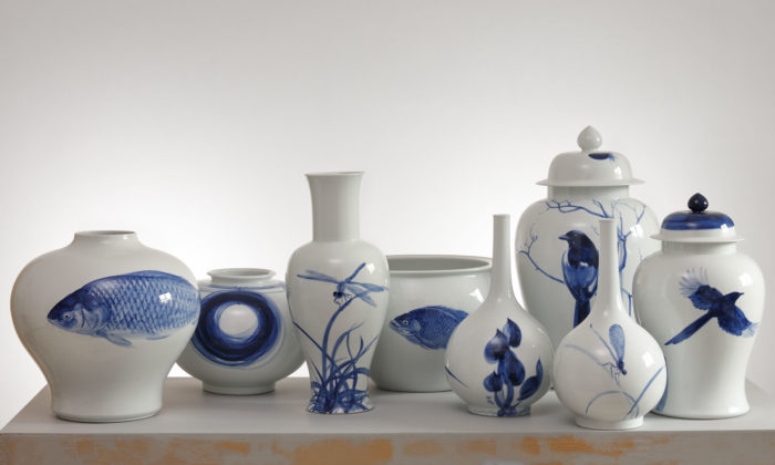 Jiří Straka vystavuje v Praze ručně malovaný modrobílý porcelán Qinghua